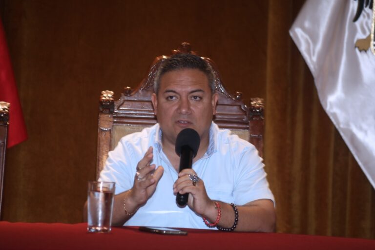 Arturo Fernández culpa a Mario Reyna de no trabajar