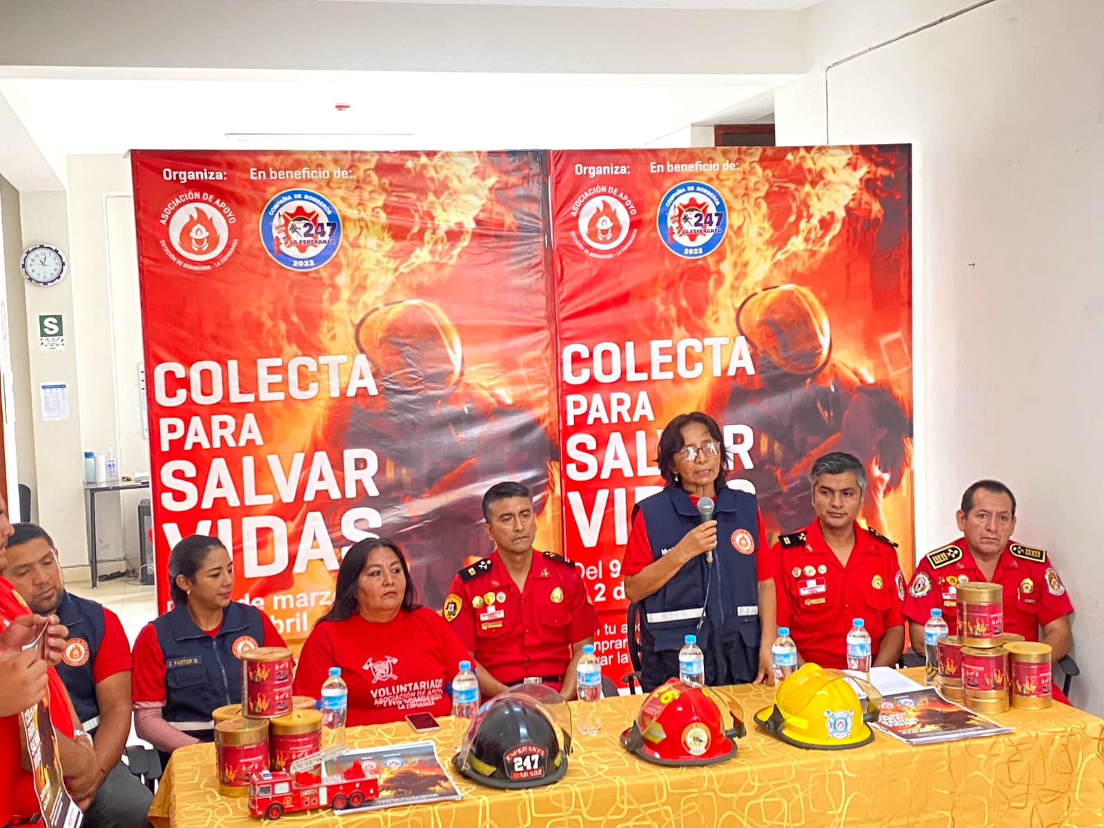 Bomberos de la Esperanza relizan colecta para comprar camión contra incendios