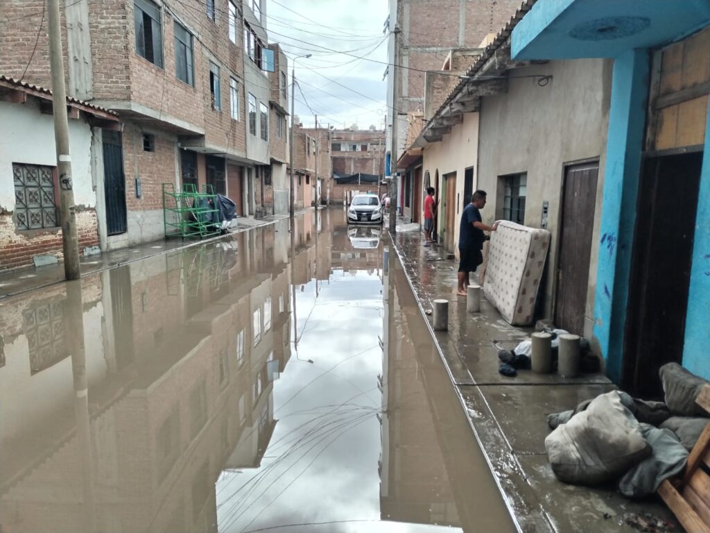 Vecinos de Mansiche afectados por las lluvias