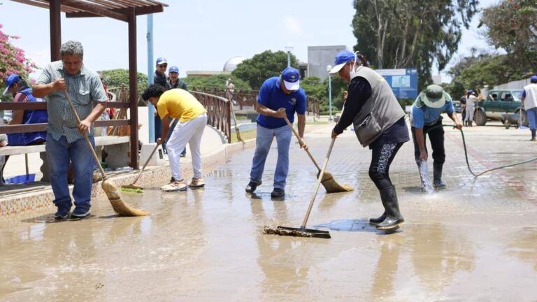 UNT: Alumnos voluntarios, egresados y maestros limpian universidad afectada por el huaico