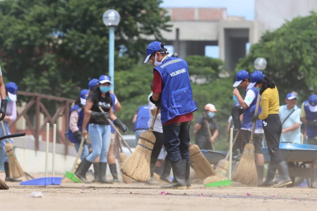 UNT: Alumnos voluntarios, egresados y maestros realizan limpieza universidad afectada por el huaico