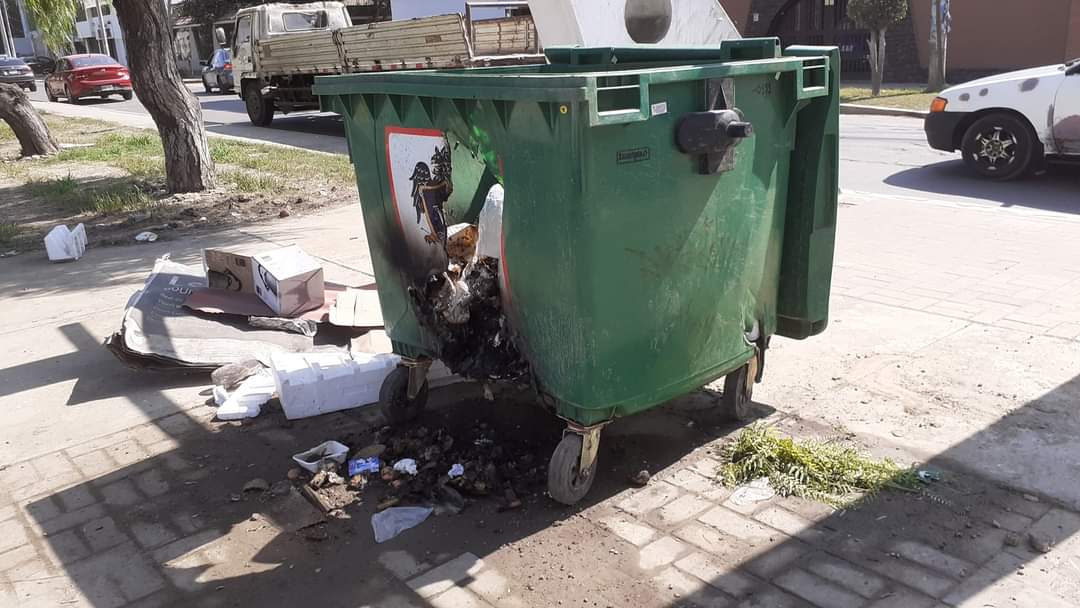 Trujillo: Queman contenedor de basura en la urb. Los pinos