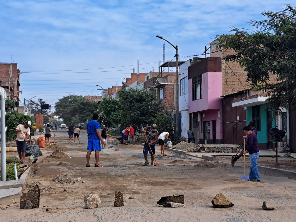 La Esperanza: pobladores barren tras ausencia de autoridades
