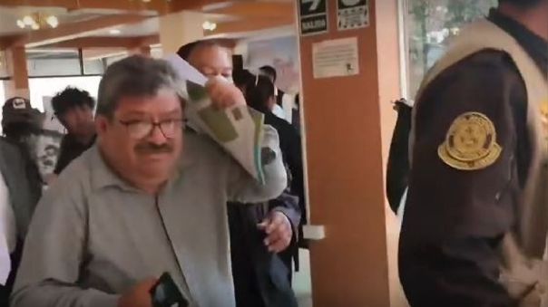Ayacucho: Viceministro de Salud Henry Rebaza es echado a 'huevazos'