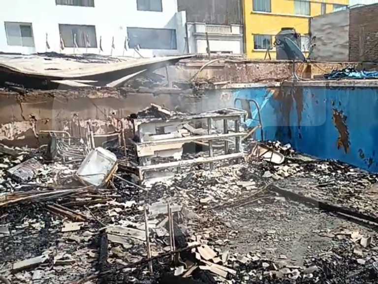 Incendio consume casona en el centro histórico de Trujillo