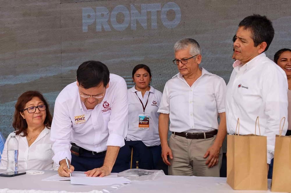El gobernador de Lambayeque, Jorge Pérez Flores cumple cien días