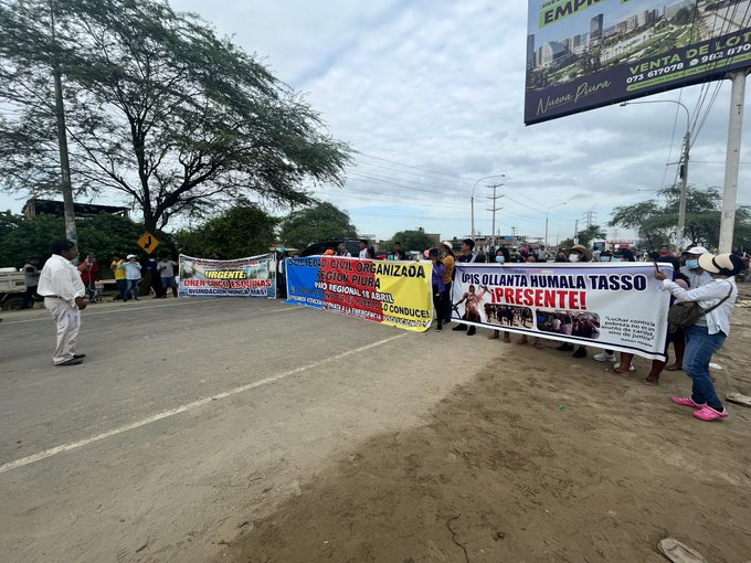 Piura: Con bloqueo de carreteras exigen a Dina Boluarte atender emergencia por lluvias