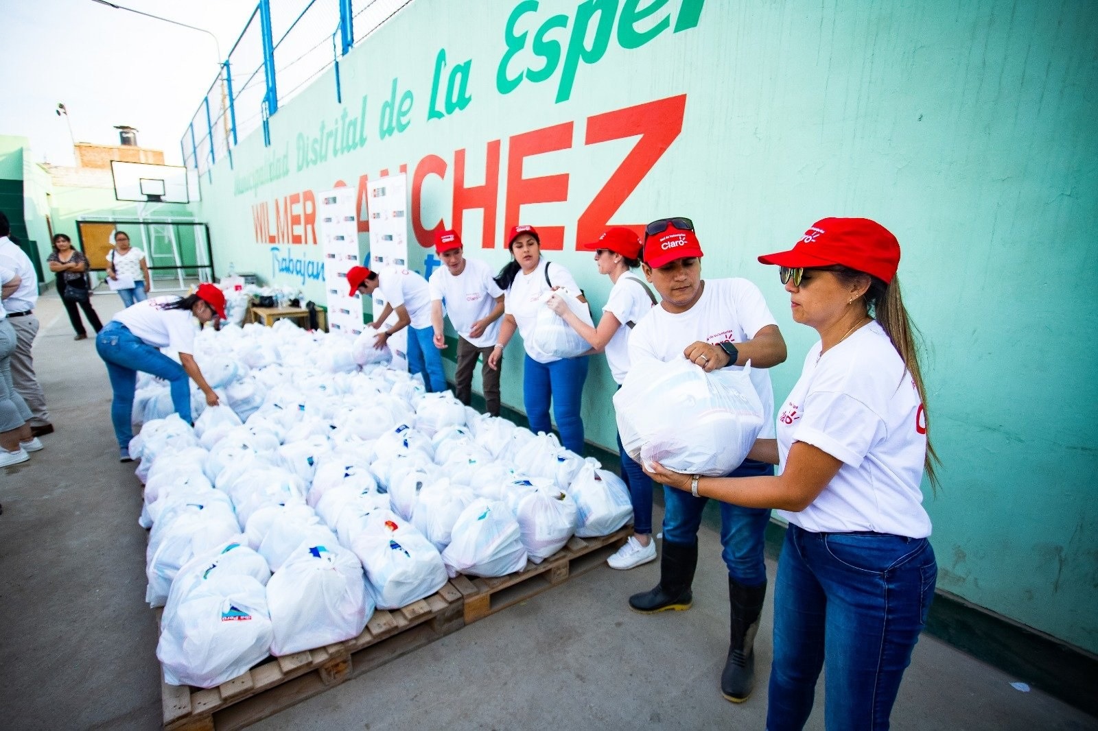 La Libertad: Entregan 10 toneladas de víveres y artículos a damnificados