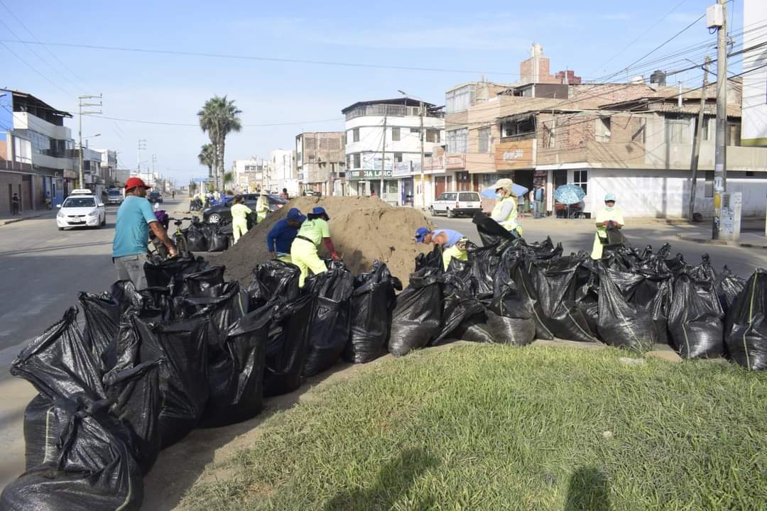 Trujillo y Víctor Larco colocarán sacos de arena para encauzar agua de huaicos