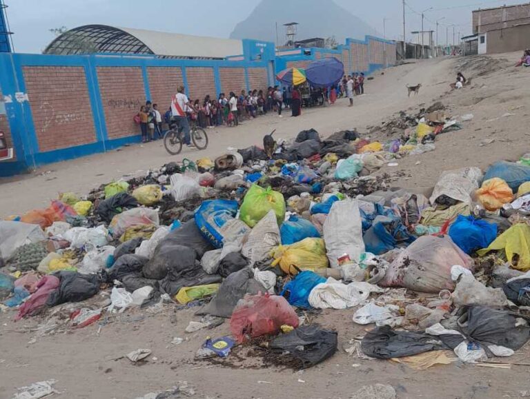 Alto Trujillo: basura se encuentra acumulada en exteriores de colegio