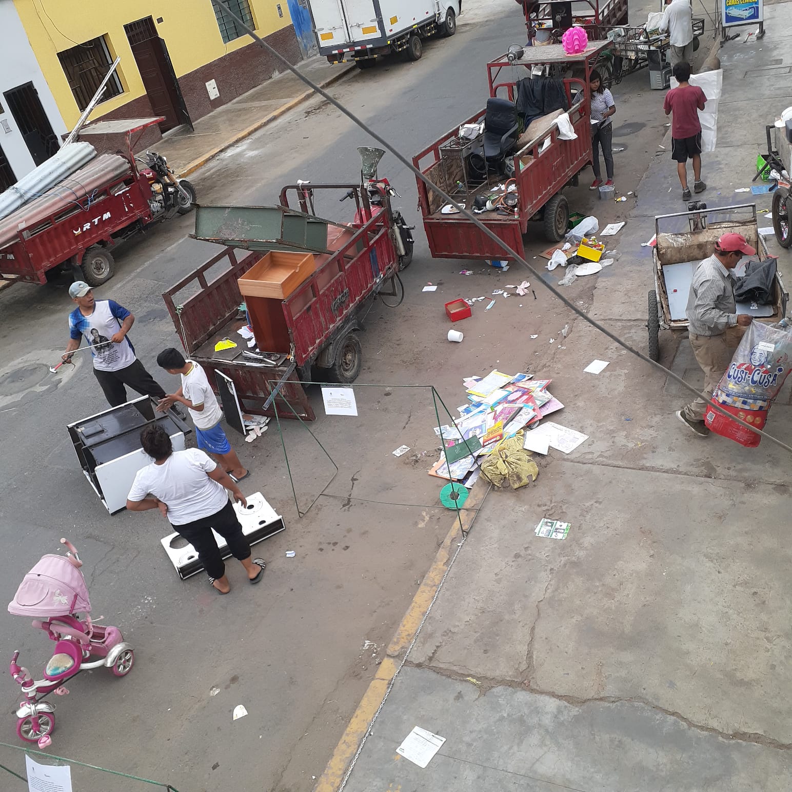 Trujillo: recicladores invaden calles de urb. Chicago