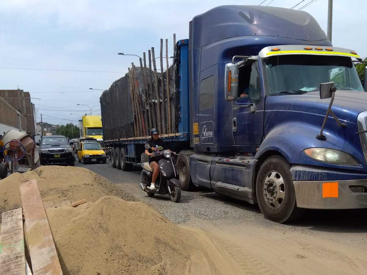 Trujillo: malogran vereda e impiden circulación en Av. Villarreal