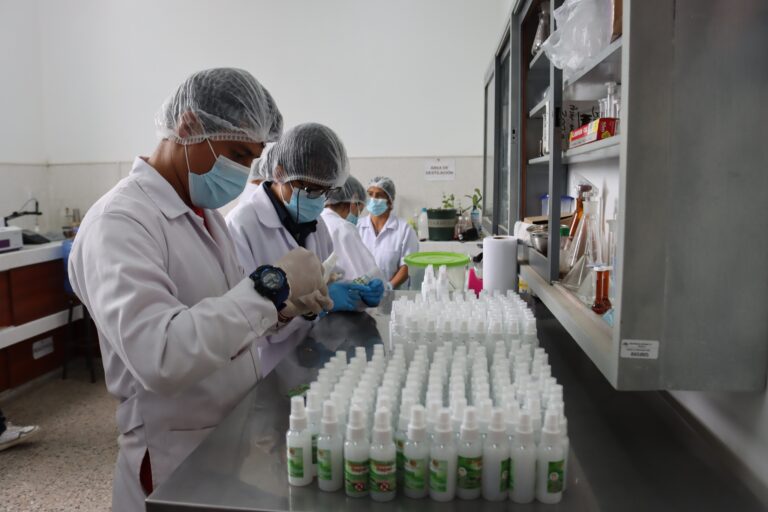 UNT: Estudiantes crean repelente eficaz contra el Aedes aegypti, a base de clavo de olor, citronela y lavanda
