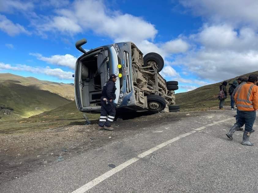 La Libertad: despiste de bus con personal de la minera "La Poderosa" deja víctimas mortales en Quiruvilca