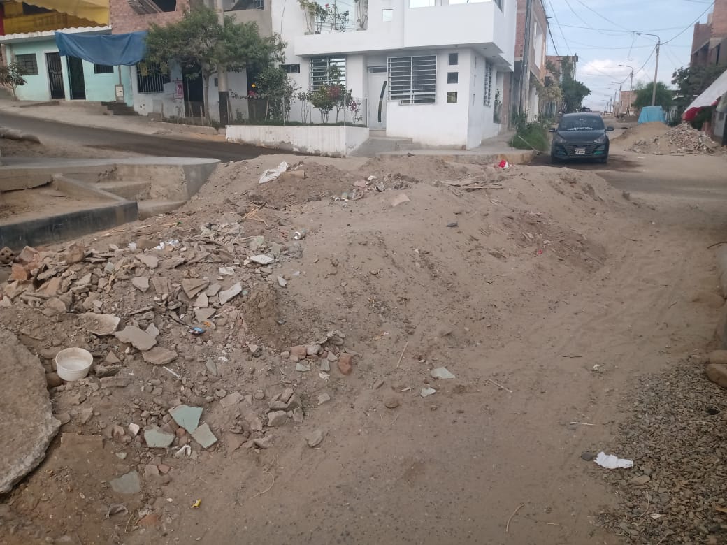La Esperanza: Vecinos piden al alcalde Wilmer Sánchez que recoja la tierra acumulada hace dos meses