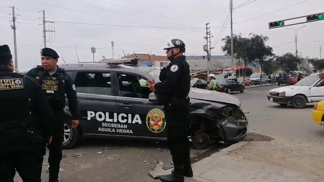 Trujillo: accidente de tránsito entre patrullero PNP y auto a la altura del puente de San Isidro