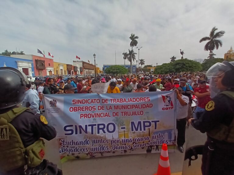 Trujillo: Trabajadores exigen pago de colectivos a Arturo Fernández y cese las humillaciones
