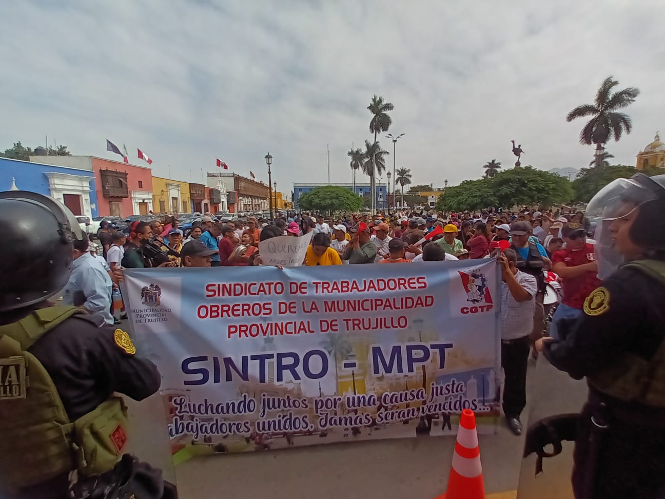 Trujillo: Trabajadores exigen pago de colectivos a Arturo Fernández y cese las humillaciones