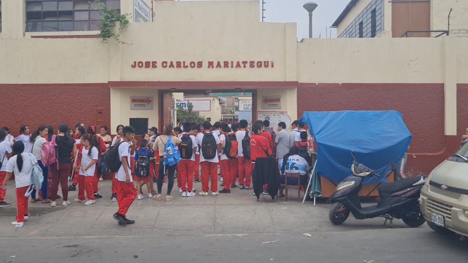 Trujillo: PNP retiene a tres estudiantes por vender drogas en forma de pastillas dentro de colegio