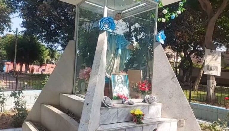 Roban jarrones de cristal y accesorios de la Virgen de la Medalla Milagrosa en  Trujillo
