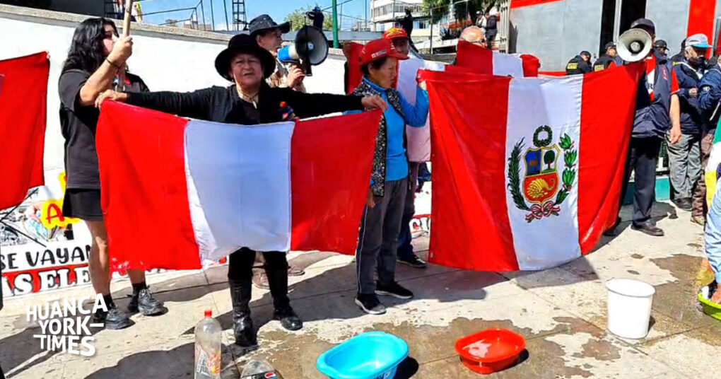 Huancayo: Ciudadanos lavan bandera nacional en protesta contra Dina Boluarte