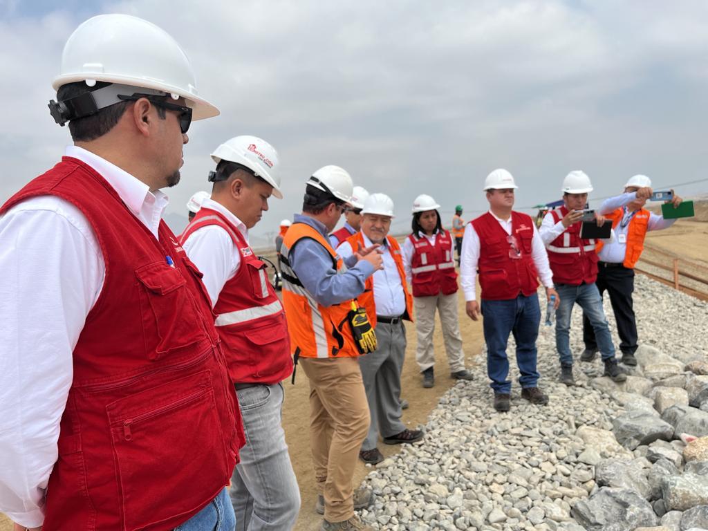 Congresista Víctor Flores verifica avance de quebrada El León y alerta invasiones