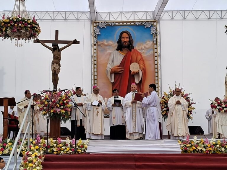 Gran asistencia de fieles en la plaza de Armas de Trujillo para celebrar el Corpus Christi