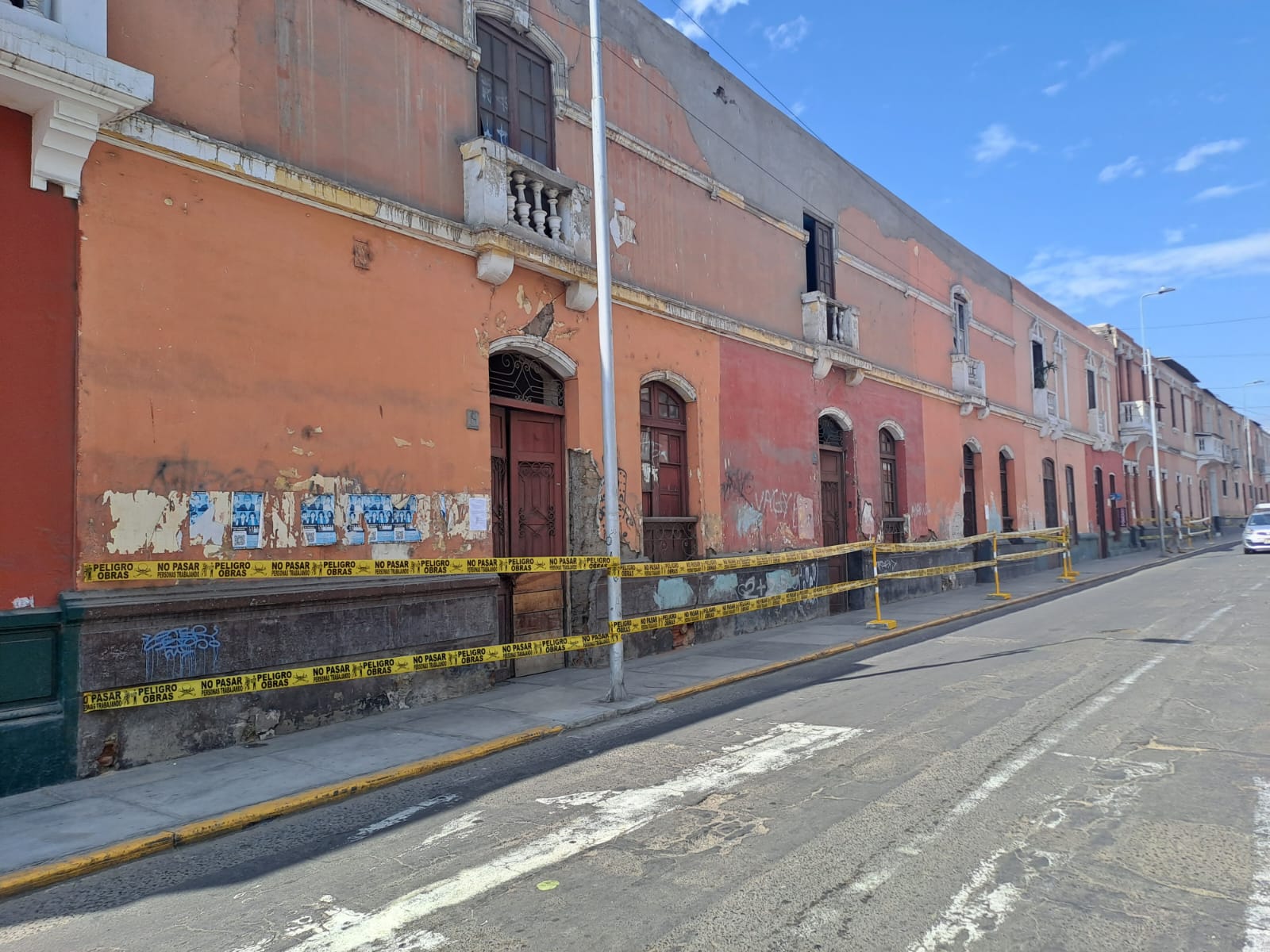 Trujillo: casona en jr. Bolognesi a punto de caerse