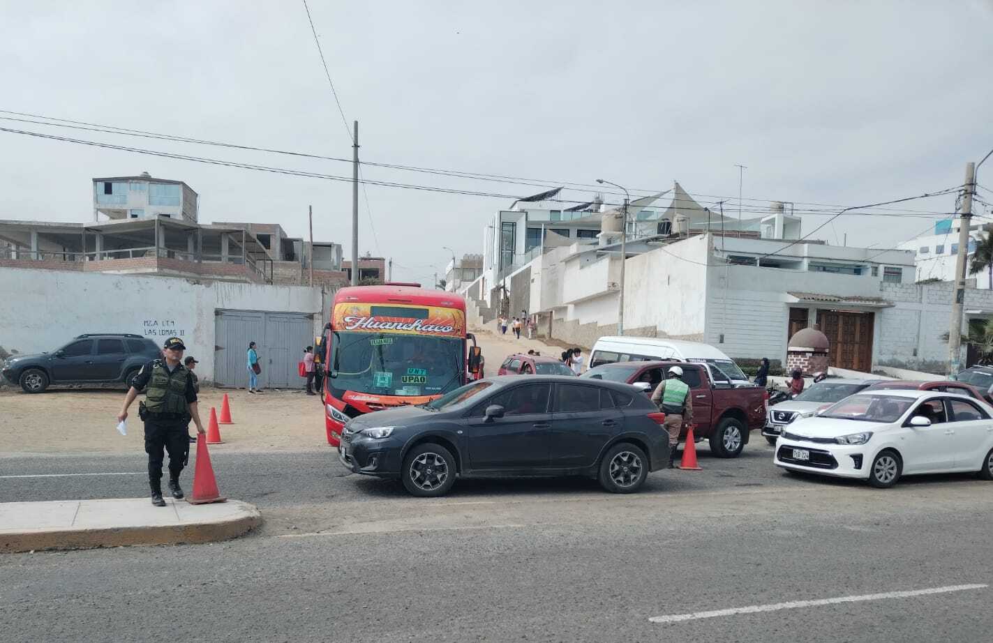Huanchaco presenta intenso tráfico y visitantes no tienen acceso al balneario