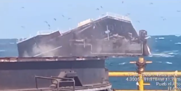 Caída de plataforma de petróleo en el mar de Piura provoca desastre ambiental