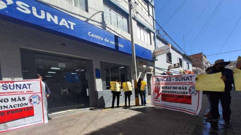 Trabajadores de la Sunat y Defensa Pública protestan por mejoras salariales