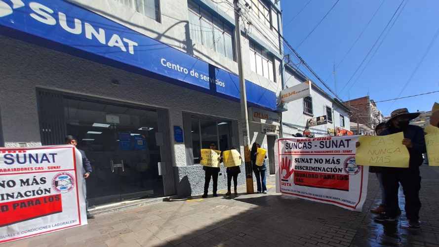 Trabajadores de la Sunat y Defensa Pública protestan por mejoras salariales