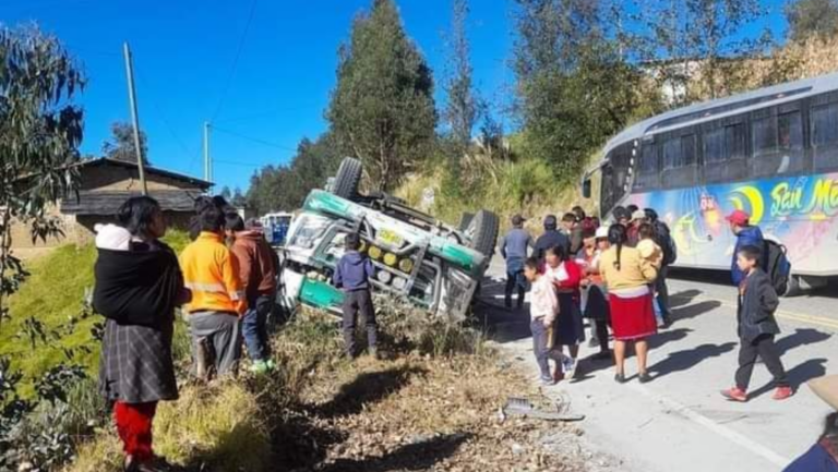 La Libertad: Dos fallecidos en accidente de tráiler en la vía Huamachuco – Trujillo