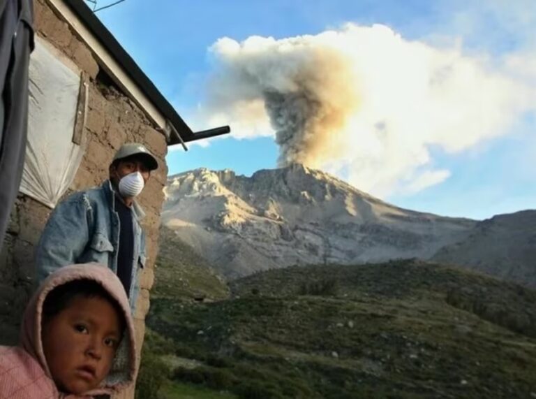 Volcán Ubinas reportó su primera explosión con emisión de cenizas que se dispersan a 10 kilómetros