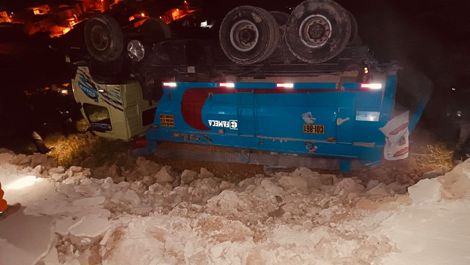 ¡Última hora! Camión cargado de mineral se empotra contra casas en Otuzco