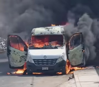 El Porvenir: presuntos extorsionadores incendian combi tras negarse a pagar cupo
