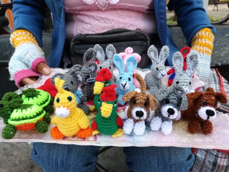 Emprendimiento de madre de familia en Trujillo: Artesanía hecha a mano
