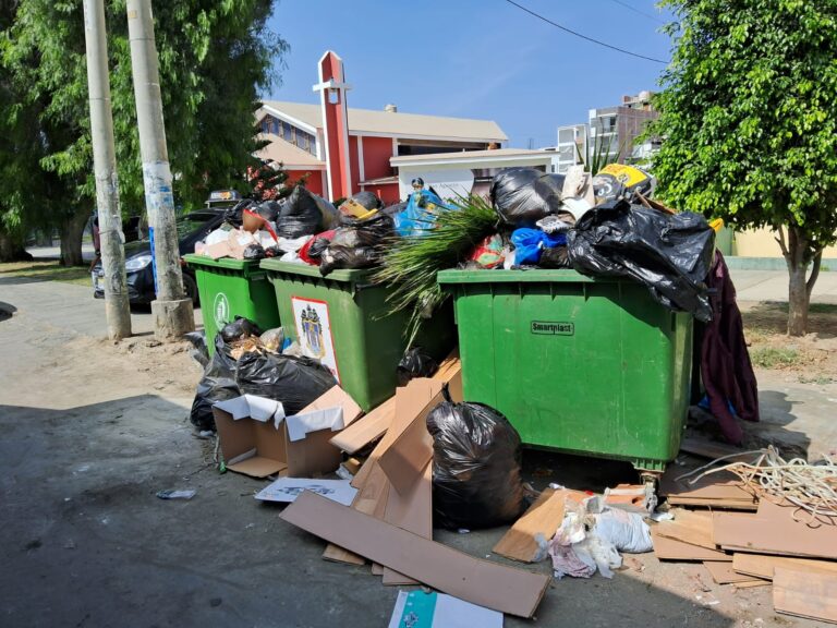 Trujillo: exteriores de colegio y parroquia   presentan contenedores llenos de basura