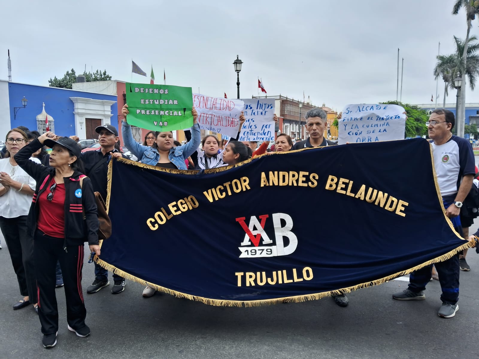 Trujillo: padres de familia exigen entrega del colegio Víctor Andrés Belaúnde