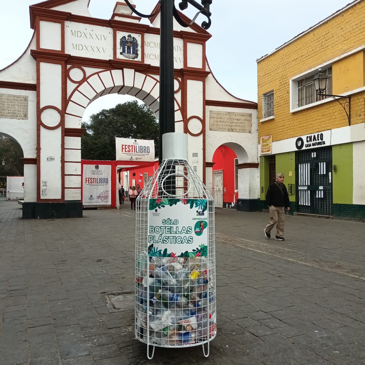 Trujillo: ciudadanos reciclan plásticos en botellas instaladas en la ciudad