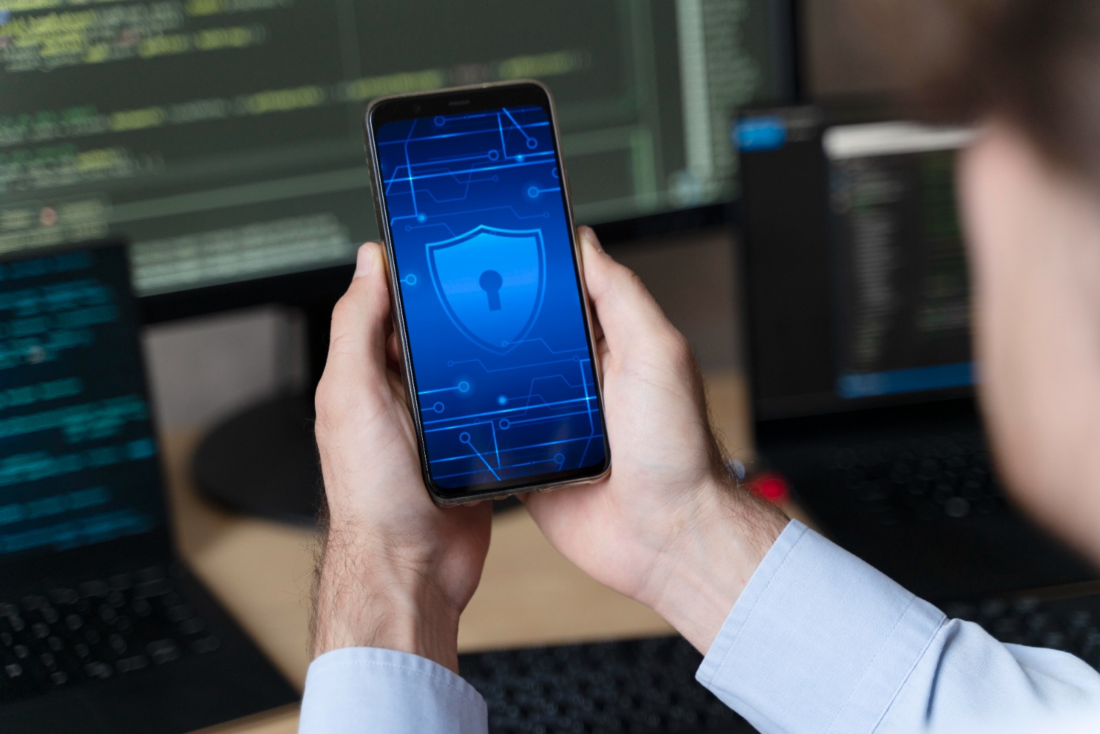 ¡Mantén tu teléfono móvil seguro! Cuatro consejos para protegerlo de ataques maliciosos