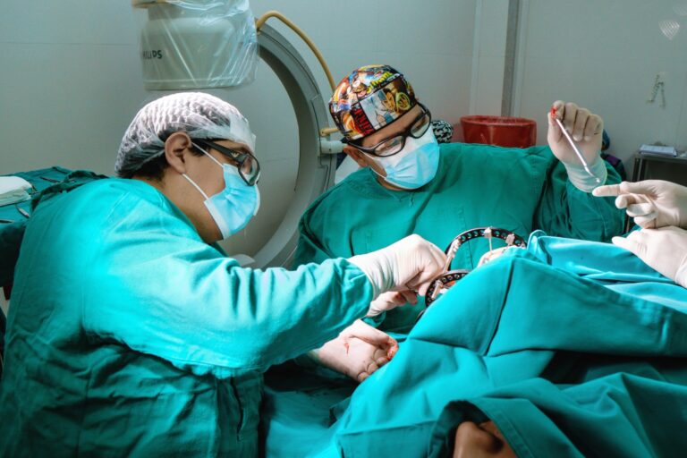 Avanzada técnica ortopédica corrige deformidad de codo en adolescente en Trujillo