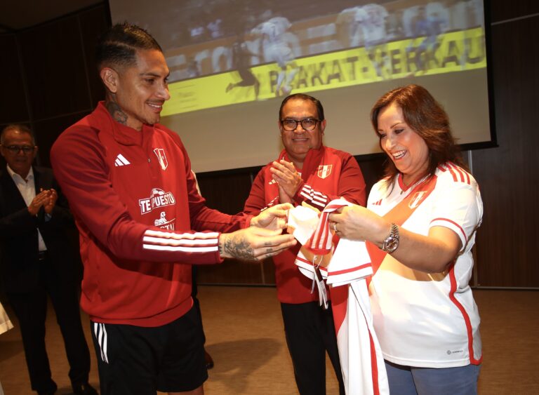 Dina Boluarte visitó la concentración de la Selección Peruana previo al cotejo ante Brasil