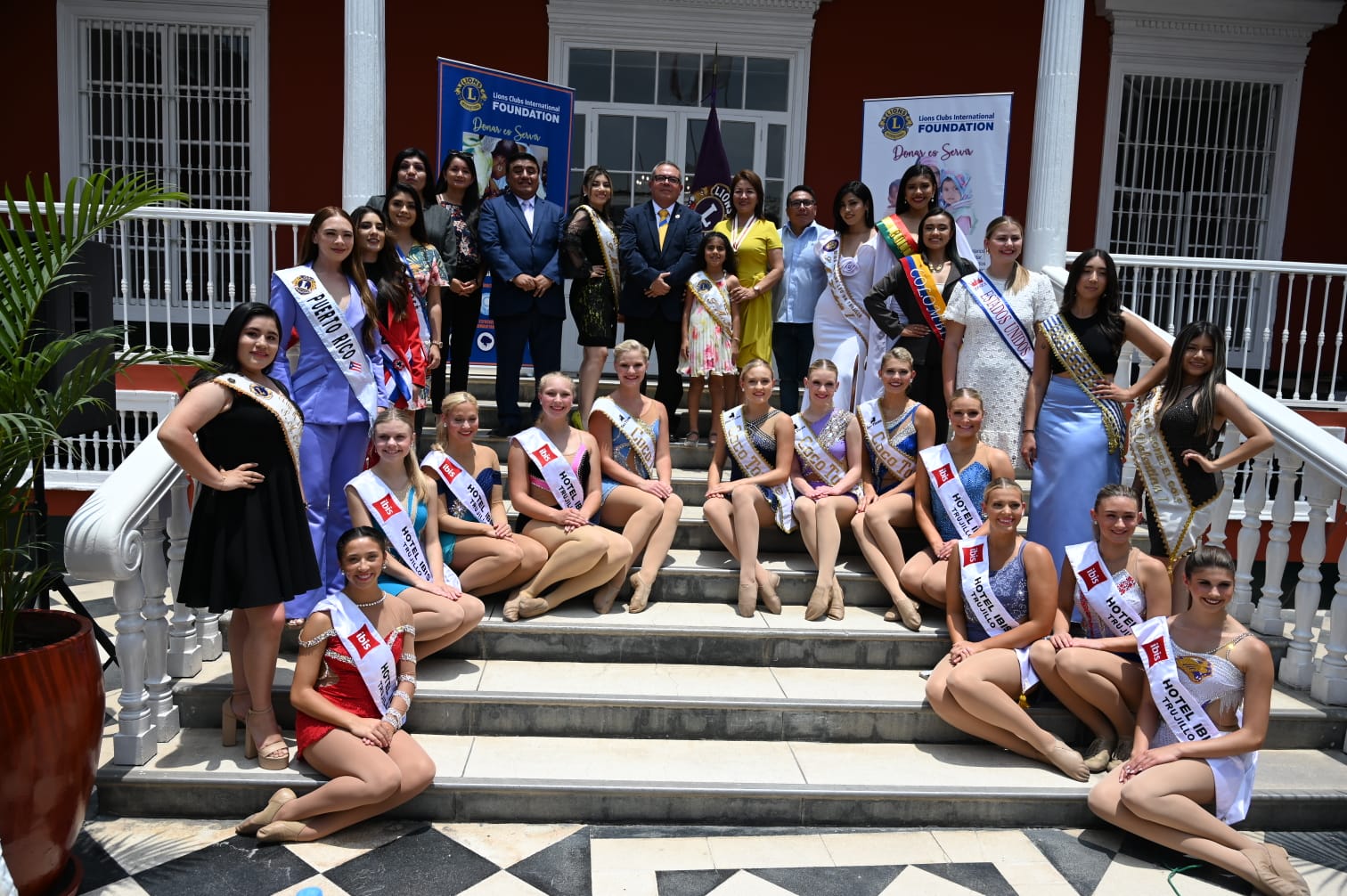 Trujillo: Presentación de las reinas y bastoneras del 71° Festival Internacional de la Primavera