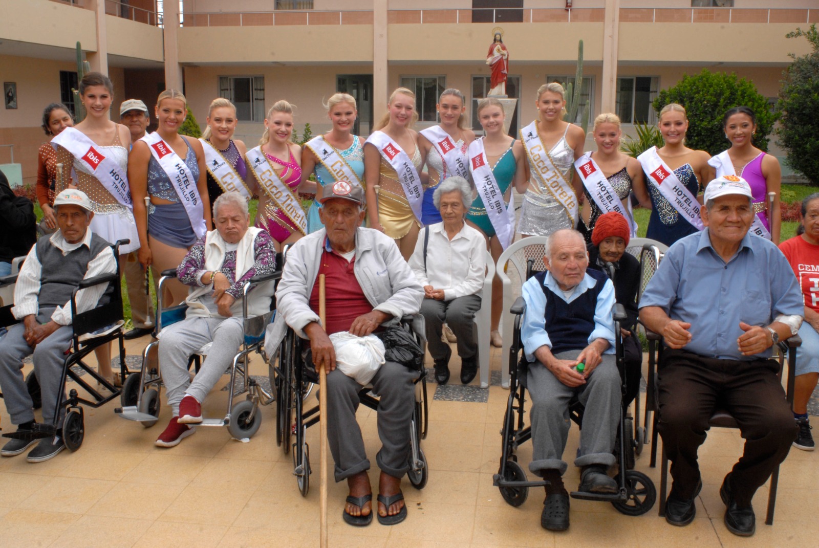 Trujillo: Reinas y bastoneras del 71° Festival de la Primavera visitan el asilo de ancianos San José