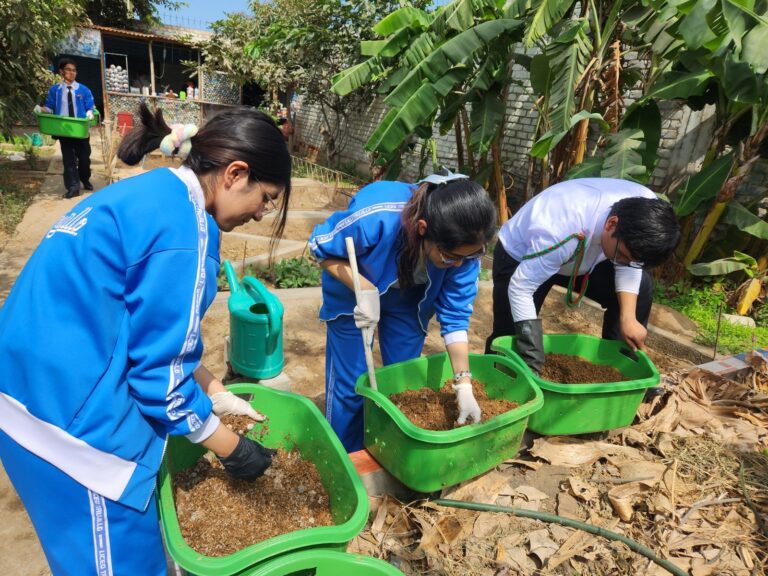 UCV y el colegio Liceo Trujillo promueven la producción de compost en hogares