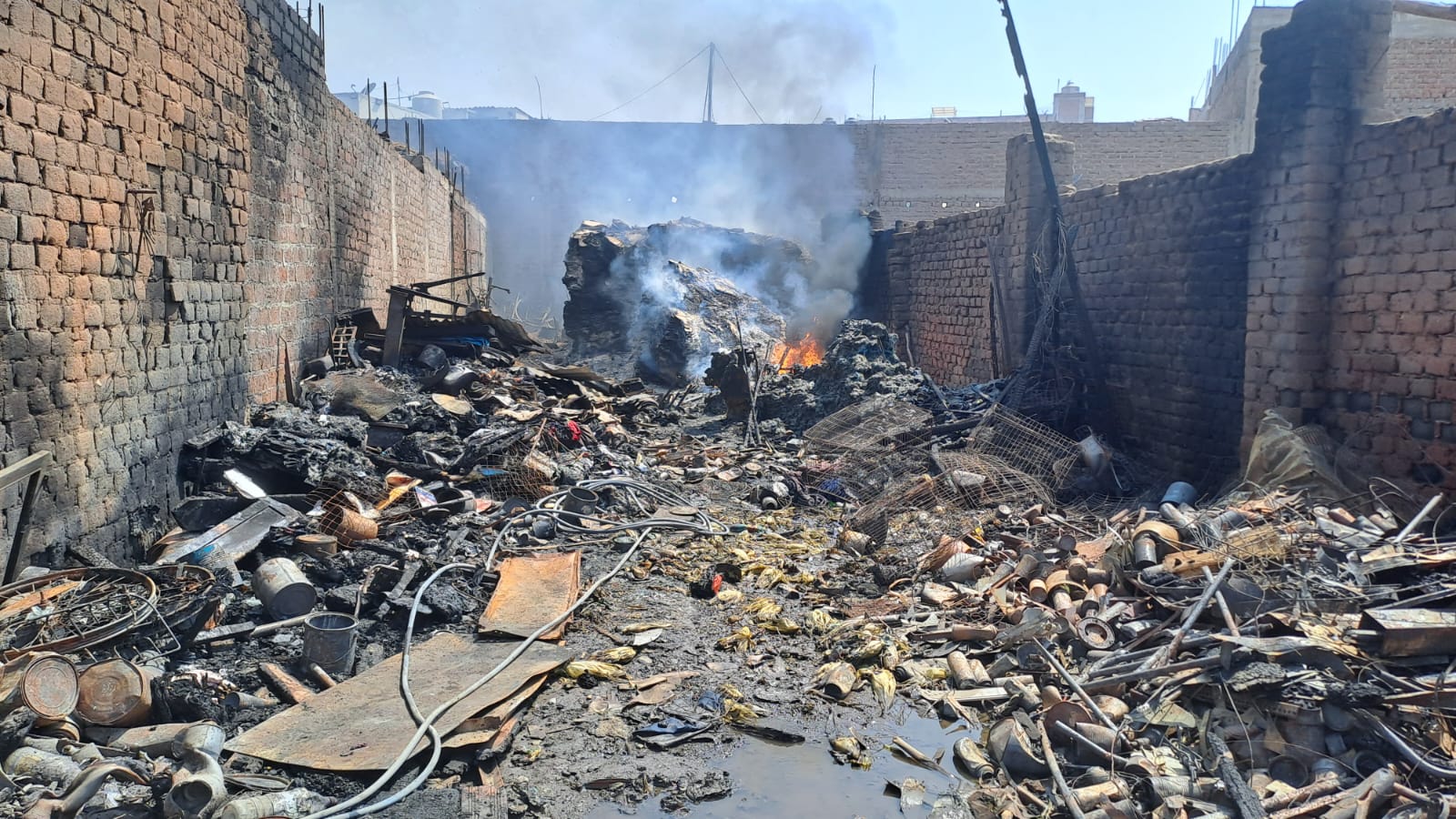 Trujilo: incendio arrasó almacén de reciclaje en la urb. Las casuarinas