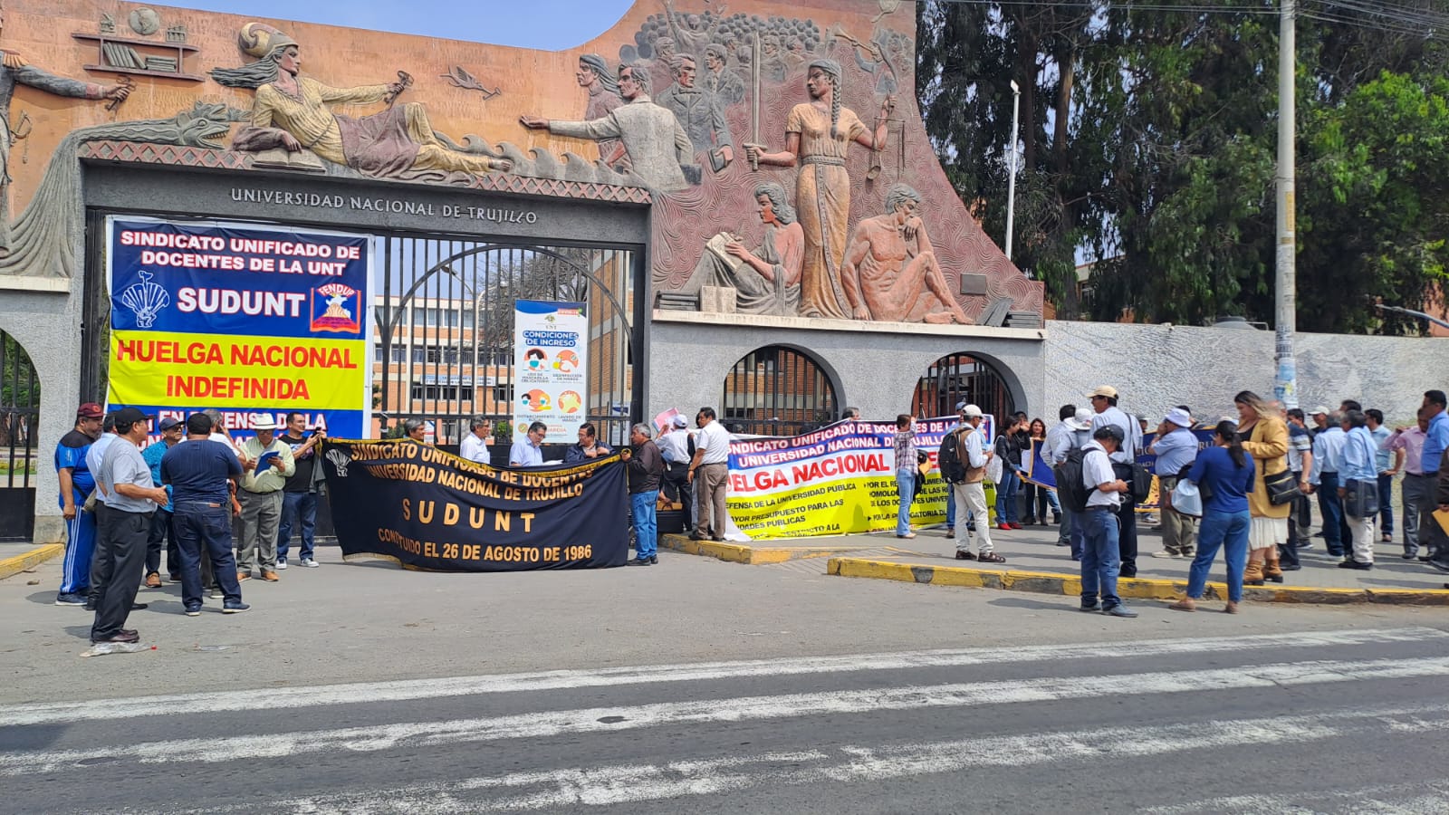 La Libertad: Docentes de la UNT cumplen un mes de huelga nacional indefinida