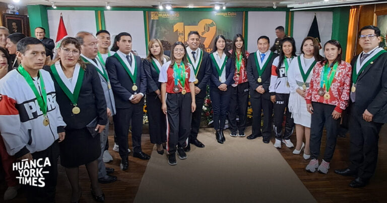 Huancayo: Alcalde entrega 25 mil dólares a atletas medallistas, ¿de dónde provino el dinero?