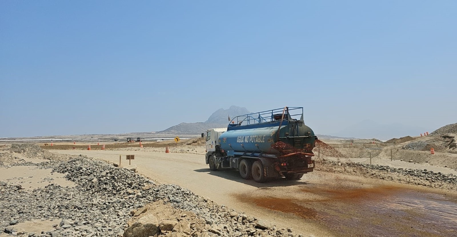 La Libertad: Utilizan melaza en obras de prevención contra inundaciones en la quebrada El León